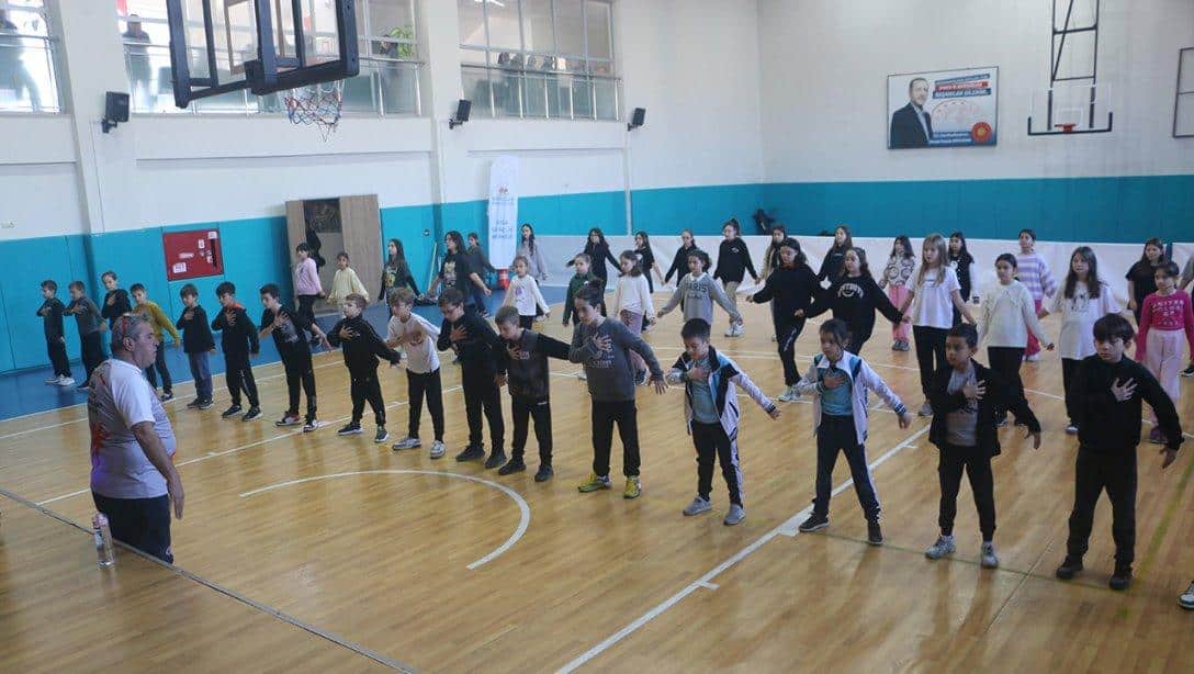 İlçe Milli Eğitim Müdürümüz Erkan Bilen'den 23 Nisan Ulusal Egemenlik ve Çocuk Bayramı hazırlıklarını sürdüren öğrencilerimize ziyaret