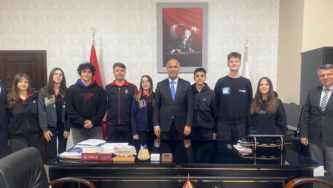 Atletizm ve Badminton Yarışmalarında dereceye giren öğrencilerden Milli Eğitim müdürümüz Erkan Bilen'e ziyaret