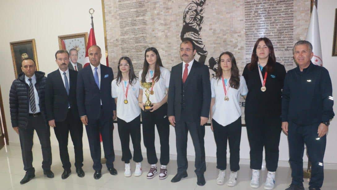 Basketbol Genç Kızlar Yarışmalarında il birincisi öğrencilerden Kaymakam Erdinç Dolu ve Milli Eğitim müdürümüz Erkan Bilen'e ziyaret