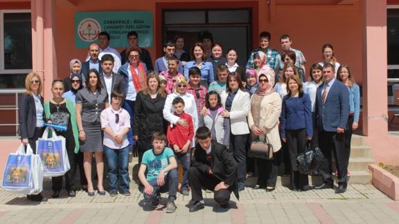 Çanakkale Valisi Sayın Ahmet Çınar´ın Eşi Sayın Ümmügülsüm Çınar Hanımefendi Çavuşköy Özel Eğitim İş Uygulama Merkezini ziyaret etti.