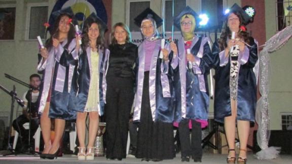 İlçe milli eğitim şube müdürü Ebru Boladan Anadolu Öğretmen Lisesinin mezuniyet törenine katıldı.