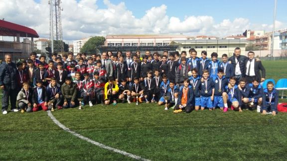 Biga Ortaokulu Futbol Yıldız Erkek Takımı İl Birincisi