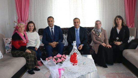 İlçe Milli Eğitim Müdürümüz Erkan BİLEN Dumlupınar Ortaokulu öğrencisi Ebru CEYLAN´ı evinde ziyaret etti.