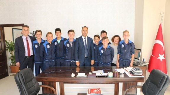 Biga Ortaokulu Yıldız Atletizm Takımı İlçe Milli Eğitim Müdürümüz Erkan BİLENi Ziyaret Etti