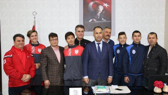 İlçe Milli Eğitim Müdürümüz Erkan BİLEN Atletizm Türkiye Şampiyonu Öğrencilerini Ödüllendirdi