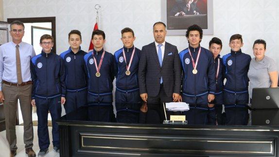 İlçe Milli Eğitim Müdürü Erkan Bilen Türkiye Şampiyonu olan Biga Ortaokulu takımını ödüllendirdi.
