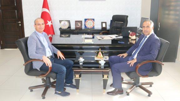 Bandırma Onyedi Eylül Üniversitesi Rektör Yardımcısı Prof. Dr. Suat UĞUR İlçe Milli Eğitim Müdürü Erkan BİLENi makamında ziyaret etti.