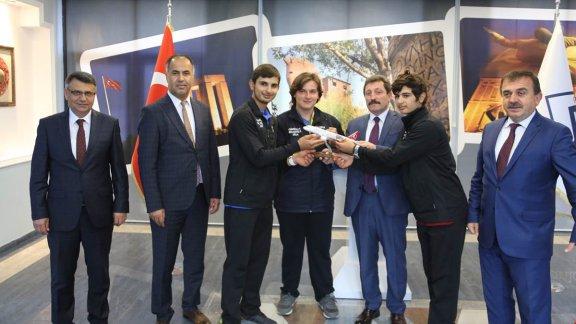 Türkiye 3.sü olan MAVERA Takımı Vali Orhan TAVLIyı ziyaret etti.    