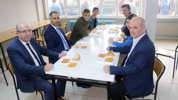 İlçe Milli Eğitim Müdürü Erkan Bilen öğrencilerle yemek yedi
