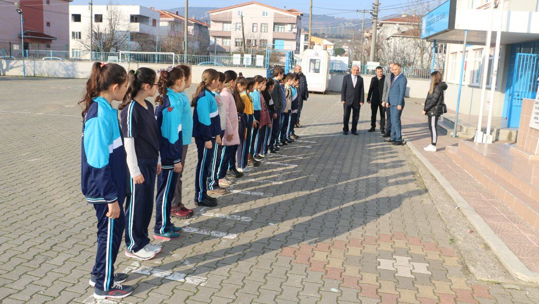 İlçe Milli Eğitim Müdürü Erkan BİLEN Biga Çiçekli Dede Özel İdare Ortaokulunda sporcu öğrenciler ile bir araya geldi
