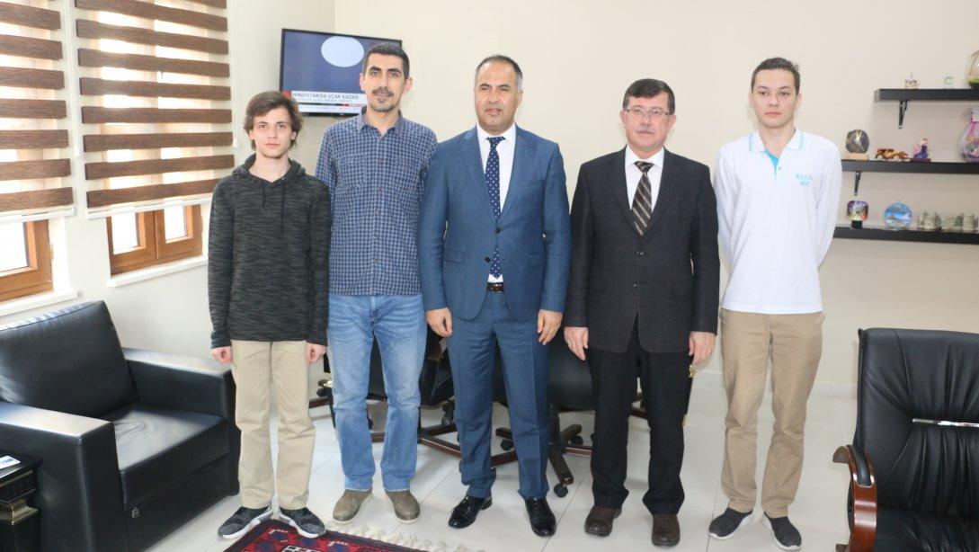 50. Lise Öğrencileri Araştırma Projeleri Yarışması bölge finaline katılacak olan Mehmet Akif Ersoy Anadolu Lisesi  öğretmen ve öğrencileri İlçe Milli Eğitim Müdürü Erkan BİLENi makamında ziyaret etti