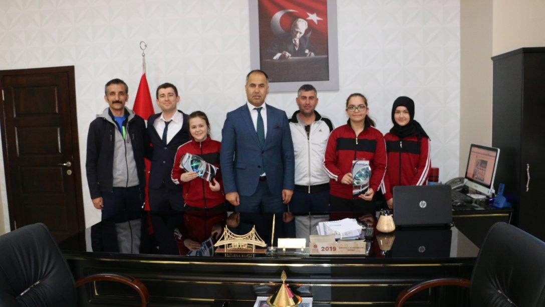 İl Şampiyonu olan Bakacak Ortaokulu Masa Tenisi takımı İlçe Milli Eğitim Müdürü Erkan BİLENi makamında ziyaret etti