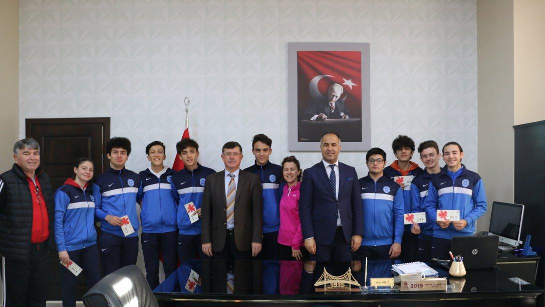 İl Şampiyonu olan Mehmet Akif Ersoy Anadolu Lisesi Atletizm Takımı İlçe Milli Eğitim Müdürü Erkan BİLENi makamında ziyaret etti