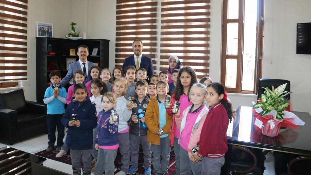 Yeniceköy İlkokulu 2.Sınıf Öğrencileri ve Öğretmenleri İlçe Milli Eğitim Müdürü Erkan BİLENi makamında ziyaret etti