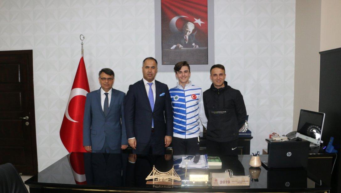 Atletizm Uzun Atlama Bölge Şampiyonu olan Biga İçdaş Fen Lisesi Öğrencisi Mustafa Anıl KORKMAZ, İlçe Milli Eğitim Müdürü Erkan BİLEN´i makamında ziyaret etti 