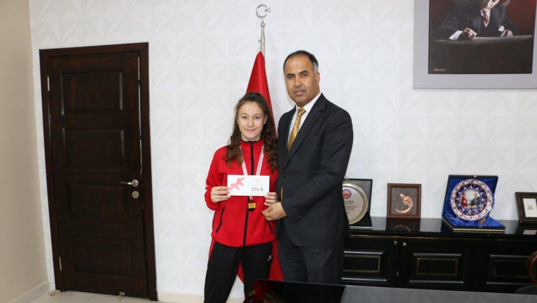 İlçe Milli Eğitim Müdürü Erkan BİLEN, Karate Bölge Şampiyonu Dumlupınar Ortaokulu öğrencisi  Bengüsu FISTIKÇIyı ödüllendirdi