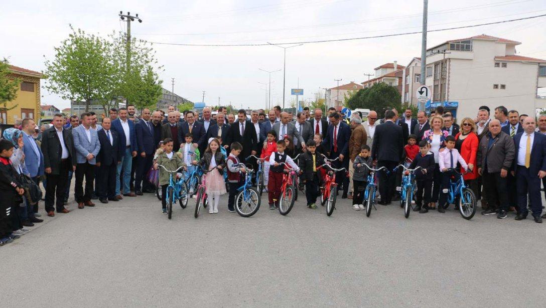 Biga Fenerbahçeliler Derneği 23 Nisanda Çocuklara Bisiklet Dağıttı