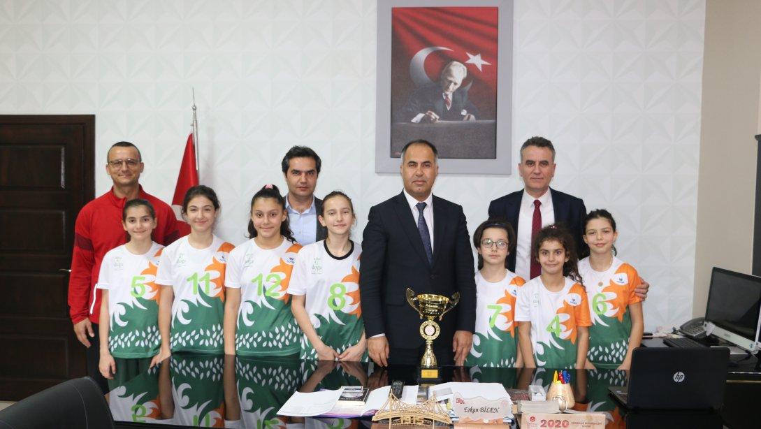 İlçe Milli Eğitim Müdürümüz Erkan BİLEN İl Birincisi Biga Doğa Koleji Küçük Kız Basketbol Takımını Kabul Etti
