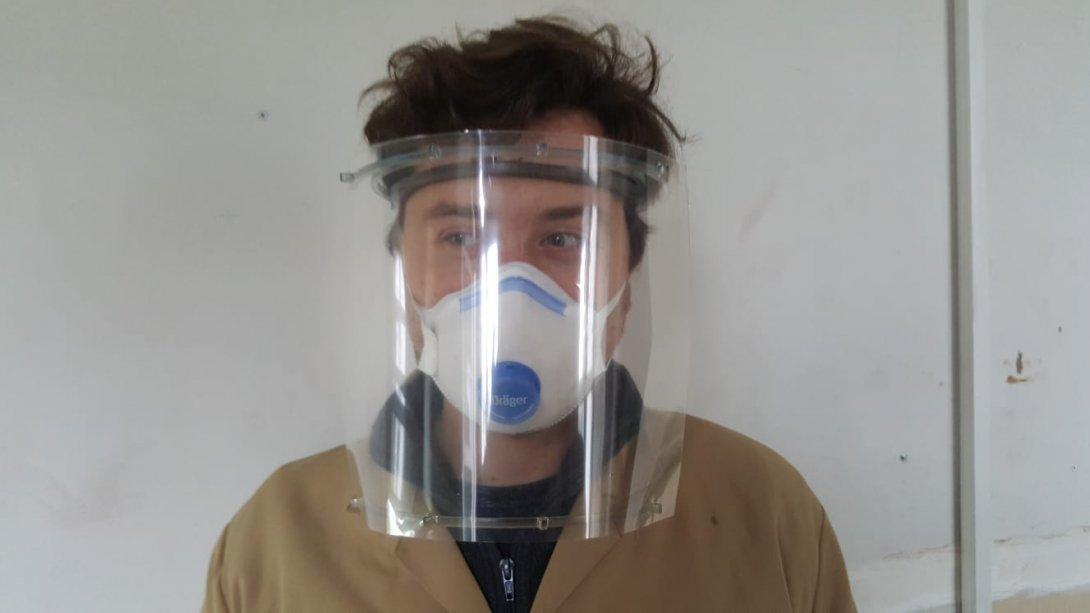 İçdaş Biga Mesleki ve Teknik Anadolu Lisesi sağlık çalışanları için maske üretiyor.