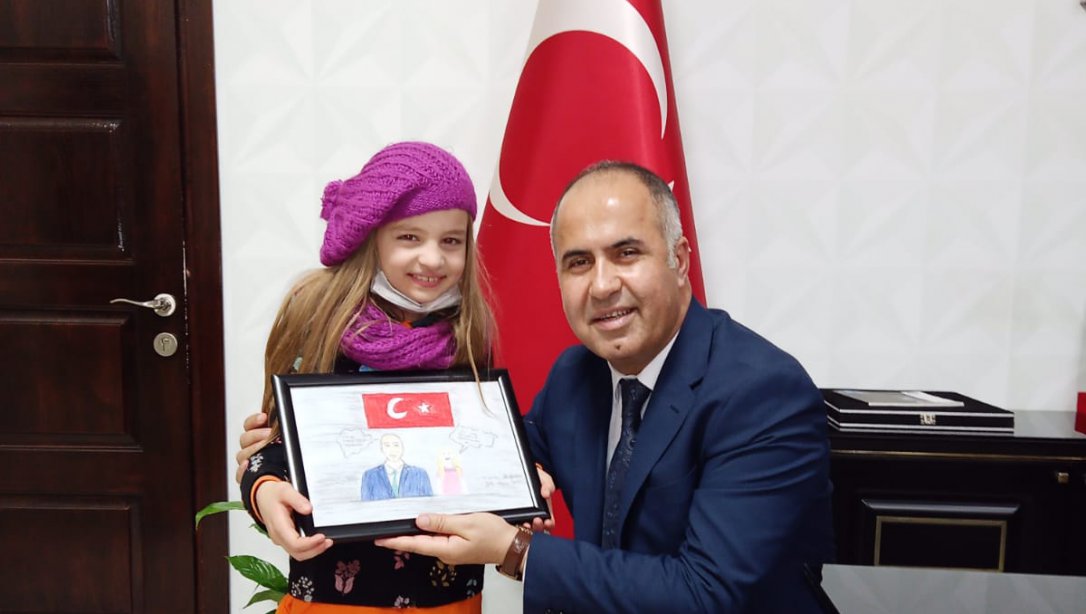 Gümüşçay Atatürk İlkokulu Öğrencisi kendi çizdiği Müdürümüz Erkan BİLEN'in resmini hediye etti 