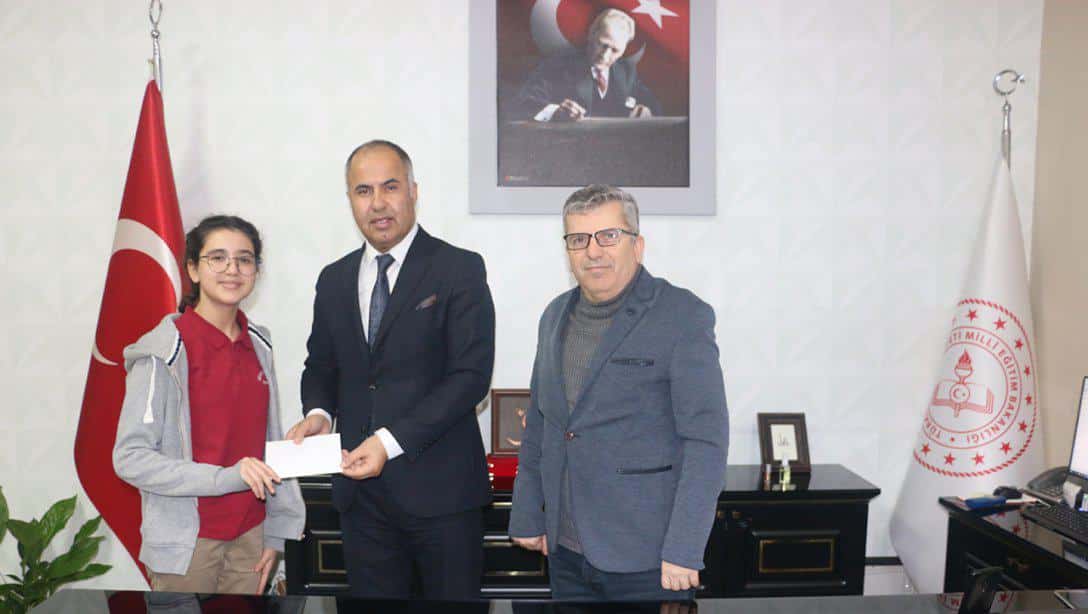 Türkiye Okullar Arası Zeka Oyunları Şampiyonası Finallerinde ilçemizi temsil eden Zeynep İrem Işık'a Ödül