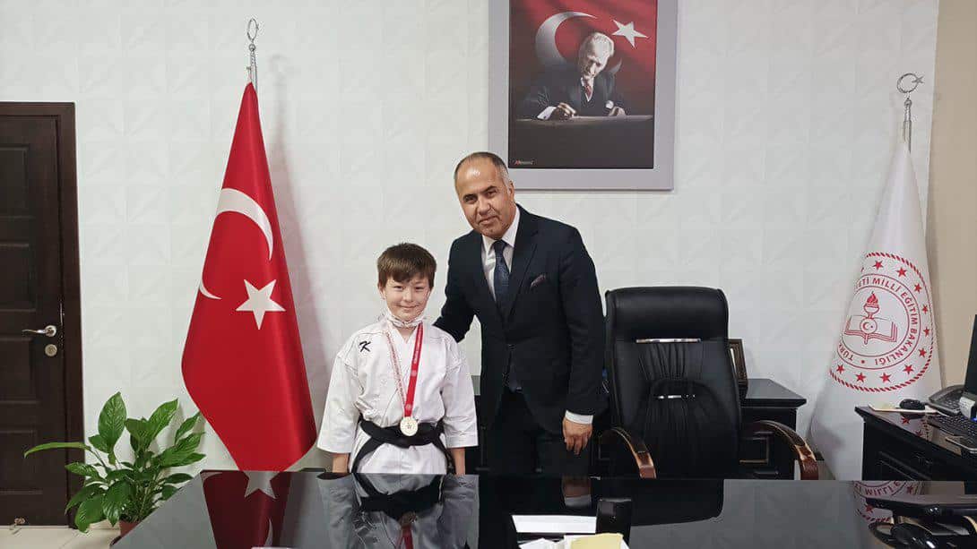  Okul Sporları Karate Kata İl Seçme müsabakalarında il birincisi olan Emir Şenyıldız'a ödül
