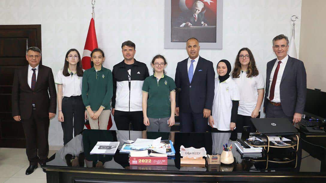 Okul sporlarında dereceye giren öğrencilerden İlçe Milli Eğitim Müdürümüz Erkan Bilen'e ziyaret