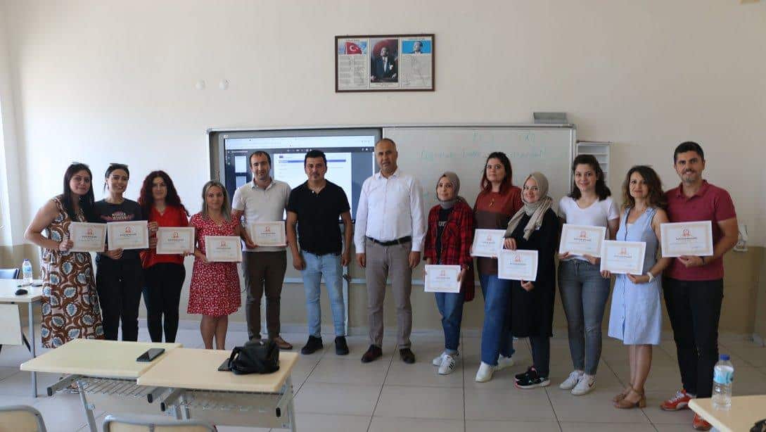 İlçe Milli Eğitim Müdürümüz Erkan BİLEN Proje Yazma Eğitimini alan öğretmenlere katılım belgelerini takdim etti