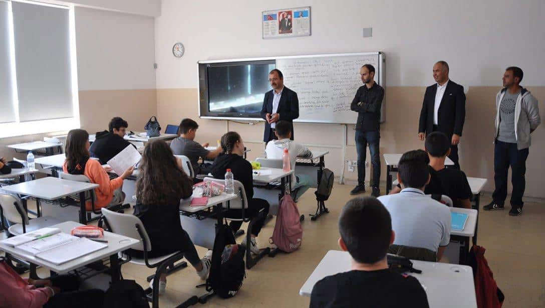 Kaymakam Erdinç Dolu ve İlçe Milli Eğitim müdürümüz Erkan Bilen Biga Akademik Başarıyı Arttırma Projesi (BABAP) Kurslarını Ziyaret Etti 