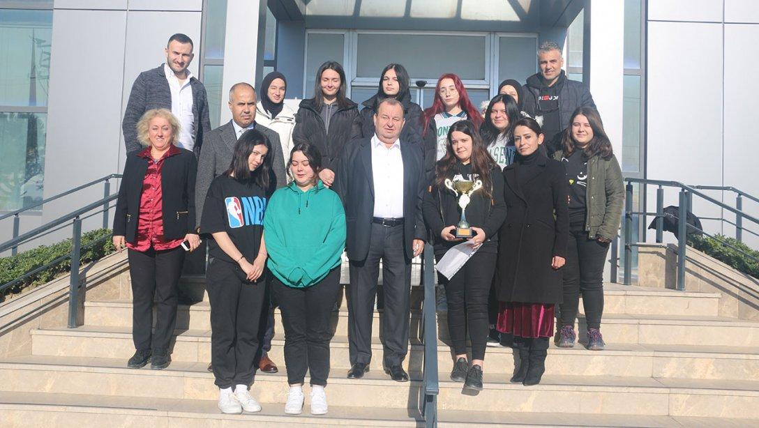 Ayşe Doğan MTAL Kız Hentbol Takımından Doğtaş Yönetim Kurulu üyesi Şadan Doğan'a ziyaret