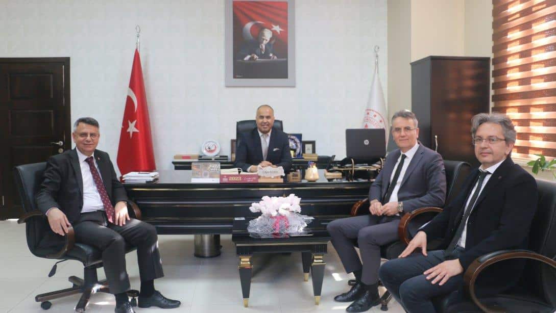 İlçe Milli Eğitim Müdürümüz Erkan Bilen Özel Biga Bahçeşehir Koleji Müdürlerini makamında kabul etti
