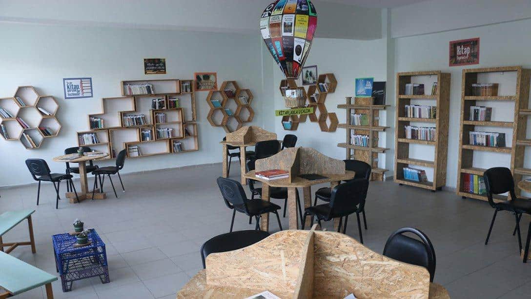 Hamdibey Mesleki ve Teknik Anadolu Lisesine sıfır atık yaklaşımıyla geri dönüşüm kütüphanesi yapıldı.