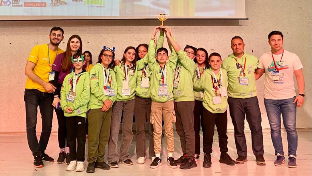 Çiçeklidede Özel İdare Ortaokulu Big(A)Tech takımı 19. İzmir Ortaokul Bölge Turnuvasından kupa ile döndü.