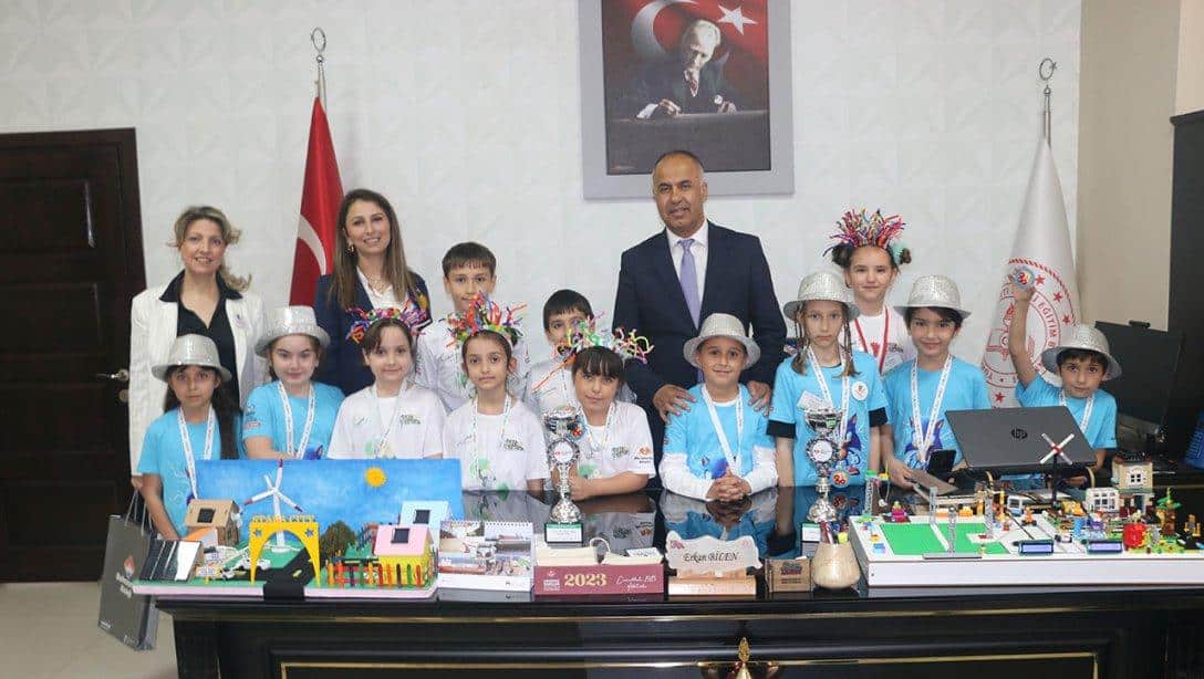 Biga Özel Bahçeşehir Koleji İlkokulu Minik Bilim Kahramanları Buluşuyor Türkiye Festivallerinde kupa kazandı.