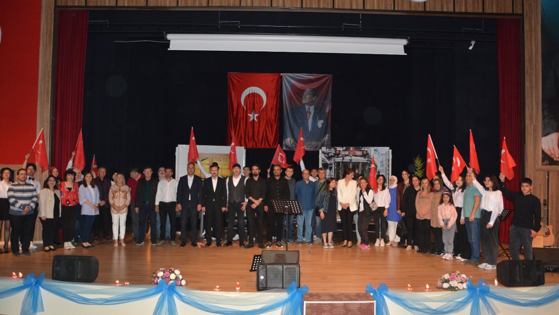 Mehmet Akif Ersoy Anadolu Lisesi öğretmenleri ve öğrencileri Gençlik Haftası etkinlikleri kapsamında şiir dinletisi programı düzenledi