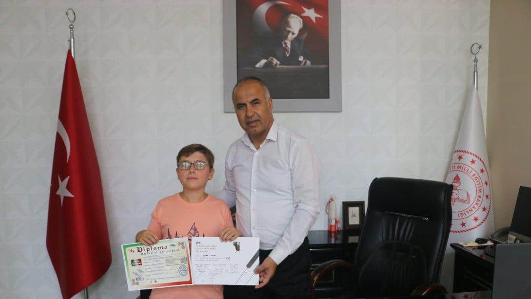 İlçe Milli Eğitim Müdürümüz Erkan BİLEN, Uluslararası Piyano Yarışmasında dereceye giren Öğrencimiz Kerem TEKAY'ı makamında ağırladı 