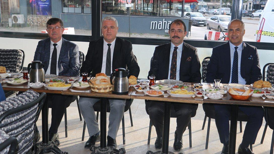 Kaymakam Erdinç Dolu ve Milli Eğitim Müdürümüz Erkan Bilen okul müdürleri ile kahvaltıda bir araya geldi.