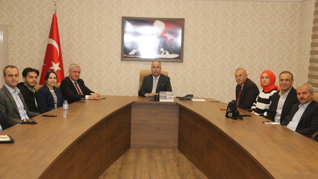 İlçe Milli Eğitim Müdürümüz Erkan Bilen başkanlığında, ortaokul müdürleri ve Rehber Öğretmenleri ile toplantı yapıldı.