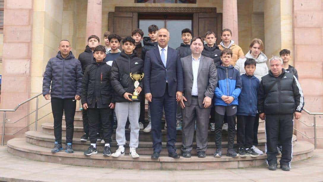 İl birincisi olan Dumlupınar Ortaokulu Futbol Takımından Milli Eğitim müdürümüz Erkan Bilen'e ziyaret 