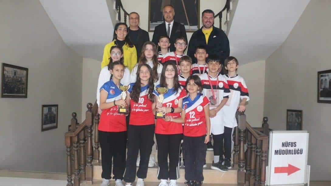 Hamdibey Ortaokulu Atletizm ve Basketbol Takımlarından Milli Eğitim müdürümüz Erkan Bilen'e ziyaret