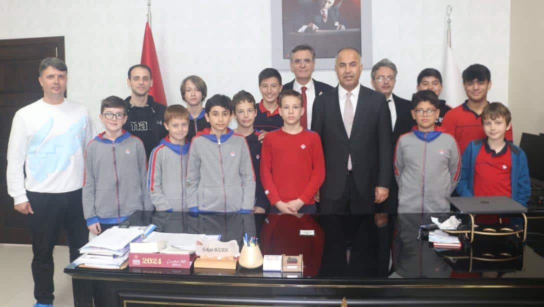 Atletizm Yarışmalarında dereceye giren Özel Biga Bahçeşehir Koleji öğrencilerinden Milli Eğitim müdürümüz Erkan Bilen'e ziyaret