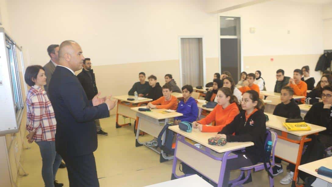 İlçe Milli Eğitim Müdürümüz Erkan Bilen, LGS hazırlıklarını sürdüren öğrencileri ziyaret etti.