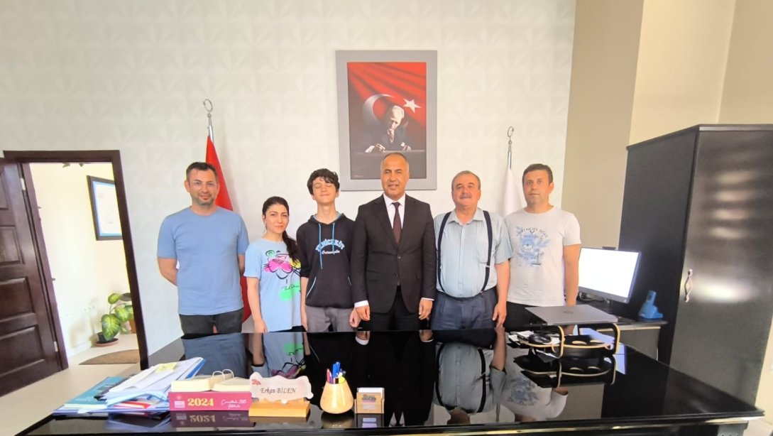 Bursluluk Sınavında Türkiye Birincisi olan Yeniceköy Ortaokulu öğrencisi Eymen Gergin'den İlçe Milli Eğitim Müdürümüz Erkan Bilen'e ziyaret