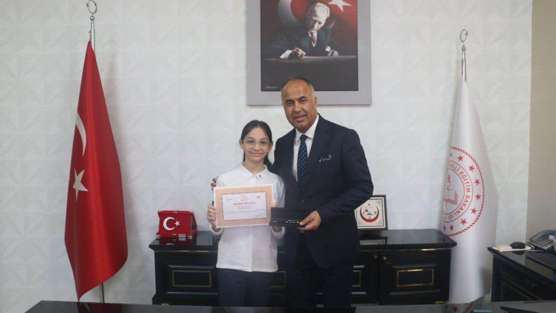 Bursluluk Sınavında Türkiye Birincisi olan Karen Cankurt'tan Milli Eğitim müdürümüz Erkan Bilen'e ziyaret