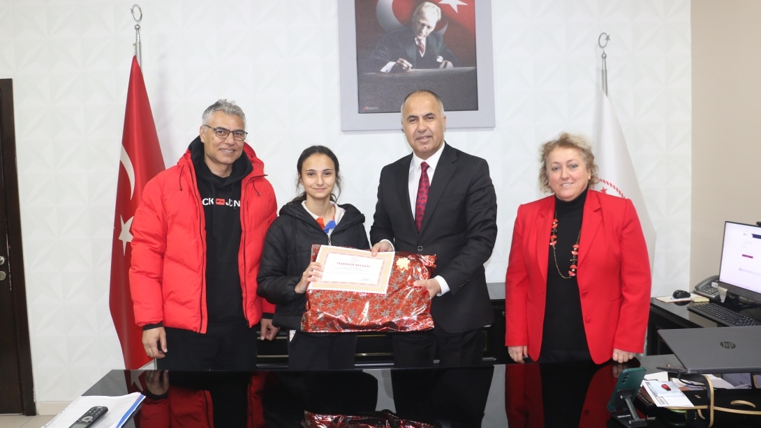 Bodrun Ultra Maratonunda Ayşe Doğan Mesleki ve Teknik Anadolu Lisesi öğrencisi Ecrin Demirtaş birinci oldu.