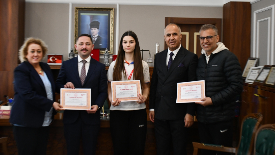 Ayşe Doğan Mesleki ve Teknik Anadolu Lisesi öğrencisi Rabia Cesur Boks Müsabakalarında İl birincisi oldu.