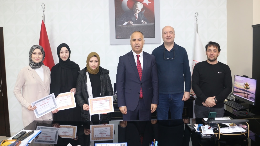 Genç Nida Kur'anı Kerim'i Güzel Okuma ve Genç Nida Hafızlık Yarışmalarında İl Birincisi olan Şehit İbrahim Ateş Kız Anadolu İmam Hatip Lisesi öğrencileri bölge yarışmasında ilimizi temsil ettiler
